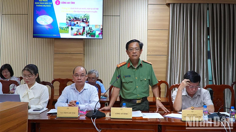Thượng tá Trần Trung Quốc, Trưởng phòng Tham mưu Công an tỉnh Đồng Tháp thông tin vụ việc đến phóng viên. (Ảnh: HỮU NGHĨA)