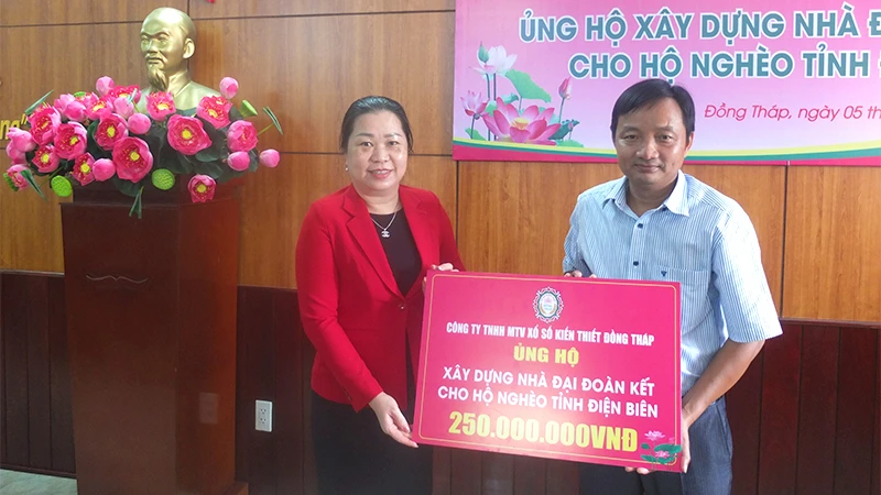 Đồng chí Võ Chí Hữu tiếp nhận ủng hộ từ Công ty Trách nhiệm hữu hạn Một thành viên Xổ số kiến thiết Đồng Tháp.