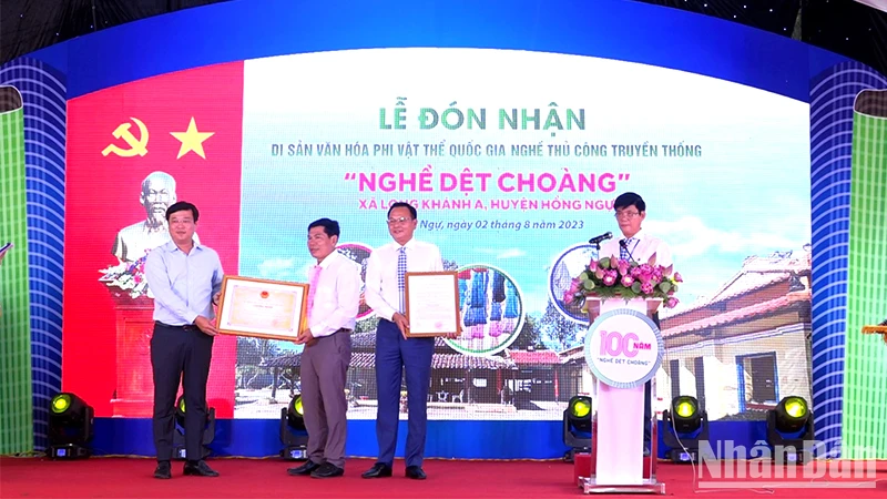 Bí thư Tỉnh ủy Đồng Tháp Lê Quốc Phong trao quyết định và Bằng công nhận Di sản văn hóa phi vật thể quốc gia nghề thủ công truyền thống - nghề dệt choàng xã Long Khánh A.