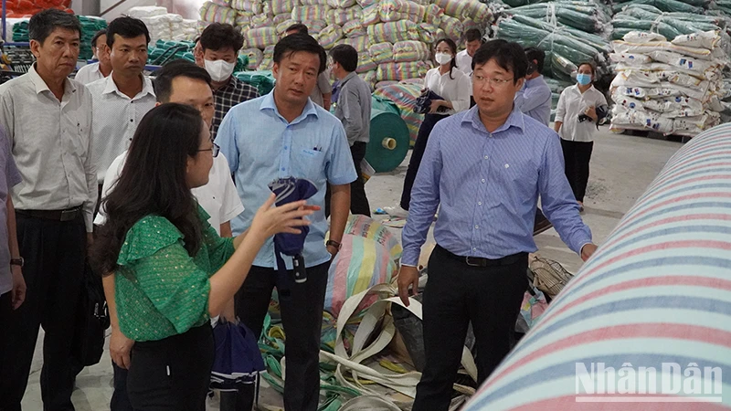 Bí thư Tỉnh ủy Đồng Tháp Lê Quốc Phong khảo sát tại Công ty Trách nhiệm hữu hạn Khải Phát Việt Nam tại Khu công nghiệp sông hậu, huyện Lai Vung, tỉnh Đồng Tháp. (Ảnh: HỮU NGHĨA)