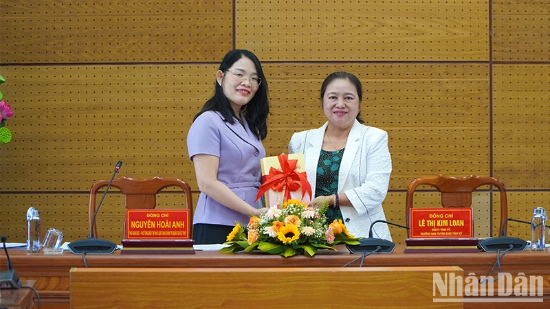 Đồng chí Nguyễn Hoài Anh trao tặng Tỉnh ủy Đồng Tháp một số đầu sách lý luận chính trị.