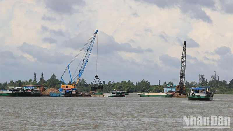Khai thác cát trên sông Tiền (thuộc thành phố Cao Lãnh, tỉnh Đồng Tháp).