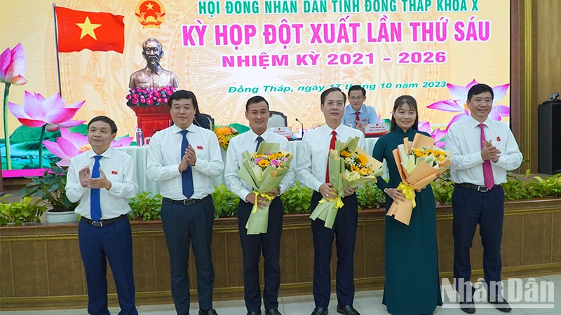 Các đồng chí Thường trực Tỉnh ủy Đồng Tháp tặng hoa chúc mừng ông Trần Trí Quang, bà Phạm Thị Ngọc Đào và ông Nguyễn Phi Đa. (Ảnh: HỮU NGHĨA)