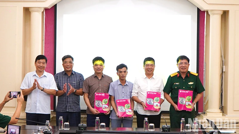 Chủ tịch Ủy ban nhân dân tỉnh Đồng Tháp Phạm Thiện Nghĩa trao hồ sơ 4 mỏ cát cho các nhà thầu.