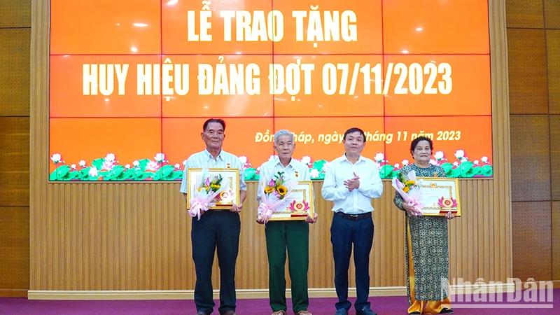 Thường trực Tỉnh ủy Đồng Tháp trao Huy hiệu 60 năm tuổi Đảng.