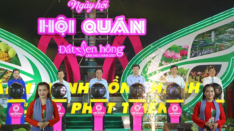 Đại biểu thực hiện nghi thức khai mạc.