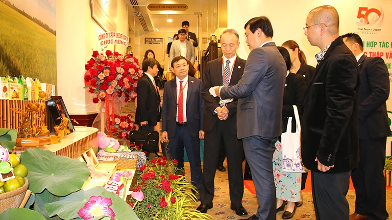 Bí thư Tỉnh ủy Đồng Tháp Lê Quốc Phong và ngài Ono Masuo, Tổng Lãnh sự Nhật Bản tại Thành phố Hồ Chí Minh tham quan gian hàng sản phẩm OCOP bên lề hội nghị.