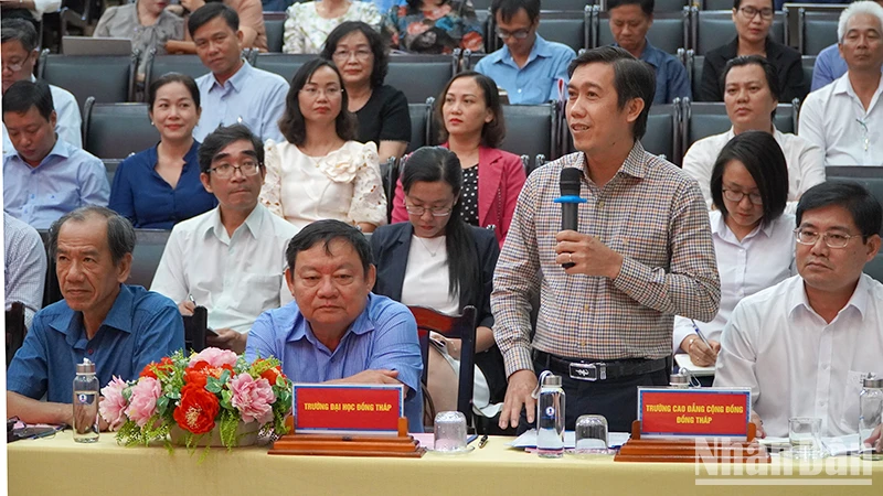 Cử tri Trường Đại học Đồng Tháp phát biểu ý kiến đề xuất đến đại biểu Quốc hội. (Ảnh: HỮU NGHĨA)