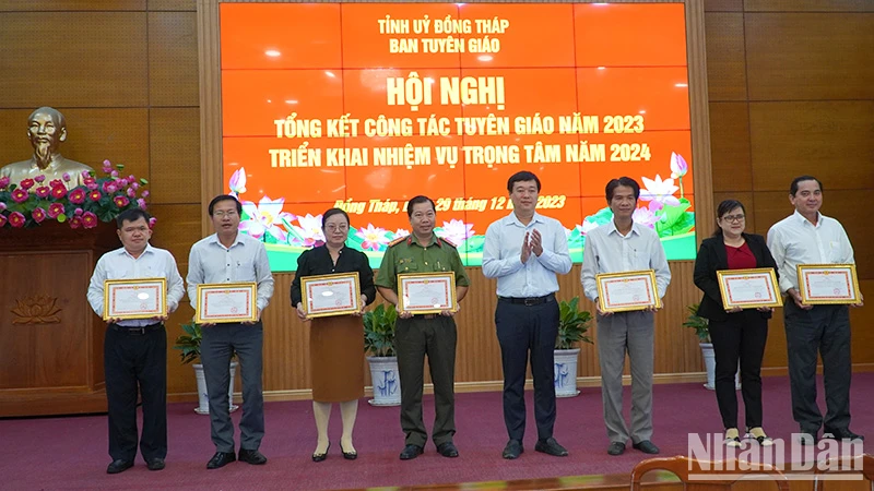 Bí thư Tỉnh ủy Lê Quốc Phong trao Bằng khen cho các tập thể, cá nhân. (Ảnh: HỮU NGHĨA)