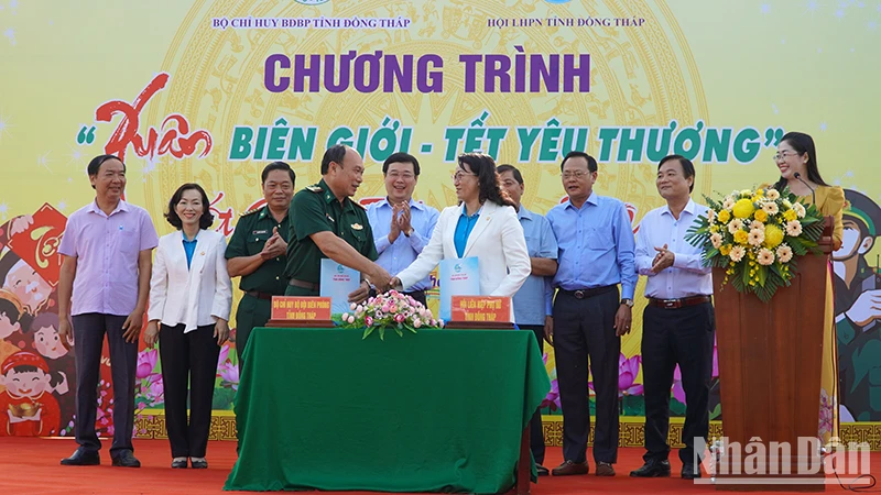 Đại diện Hội Liên hiệp Phụ nữ tỉnh và Bộ Chỉ huy Bộ đội Biên phòng tỉnh Đồng Tháp ký kết phối hợp thực hiện nội dung Chương trình "Xuân biên giới-Tết yêu thương" giai đoạn 2024-2026. (Ảnh: HỮU NGHĨA)