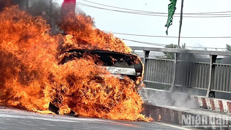 Xe ô-tô đang bốc cháy dữ dội.