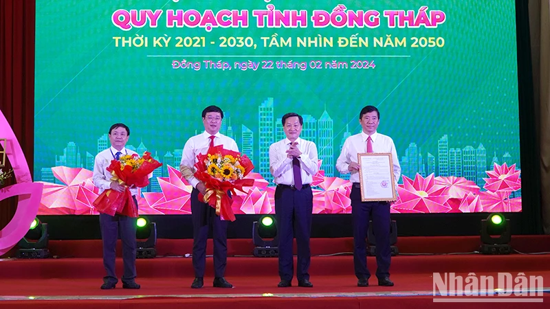 Phó Thủ tướng Lê Minh Khái trao Quyết định của Thủ tướng Chính phủ về công tác Quy hoạch tỉnh Đồng Tháp thời kỳ 2021-2030, tầm nhìn đến năm 2050 cho lãnh đạo tỉnh. Ảnh: HỮU NGHĨA