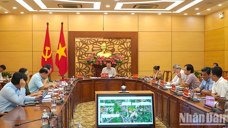 Bí thư Tỉnh ủy Đồng Tháp Lê Quốc Phong chỉ đạo tại buổi làm việc. (Ảnh: HỮU NGHĨA)