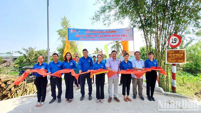 Cắt băng khánh thành cầu tại ấp An Ninh, xã An Khánh, huyện Châu Thành, tỉnh Đồng Tháp.