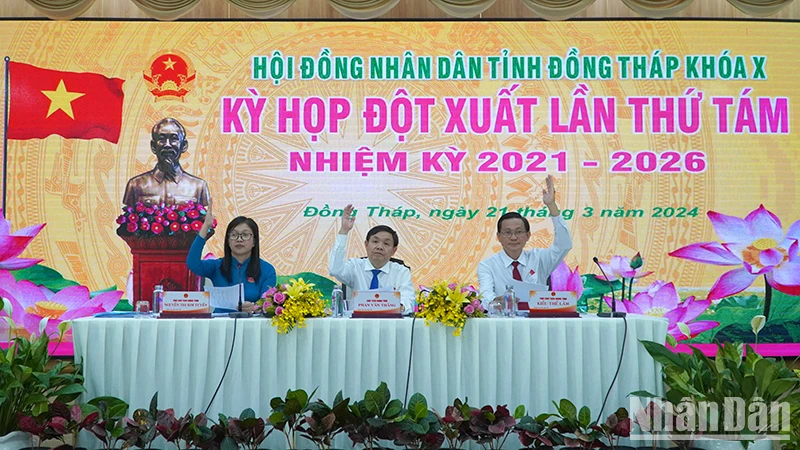 Chủ tọa biểu quyết thông qua nghị quyết tại kỳ họp.
