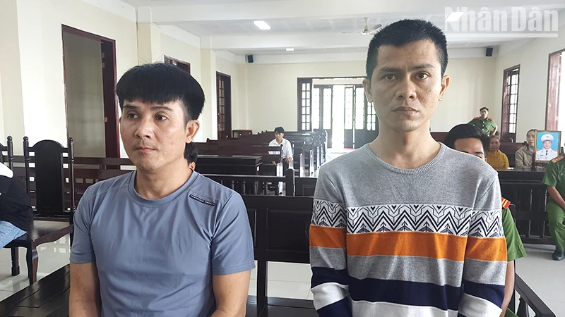 Bị cáo Ngô Hoàng Thọ (bên trái) và Phạm Hồng Qui.