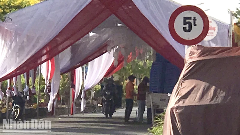 Đến 7 giờ 45 phút, ngày 25/3, rạp vẫn còn để nguyên. Tuy nhiên, tất cả bàn ghế đã được đưa lên xe, chuẩn bị chuyển đi. (Ảnh: HỮU NGHĨA)