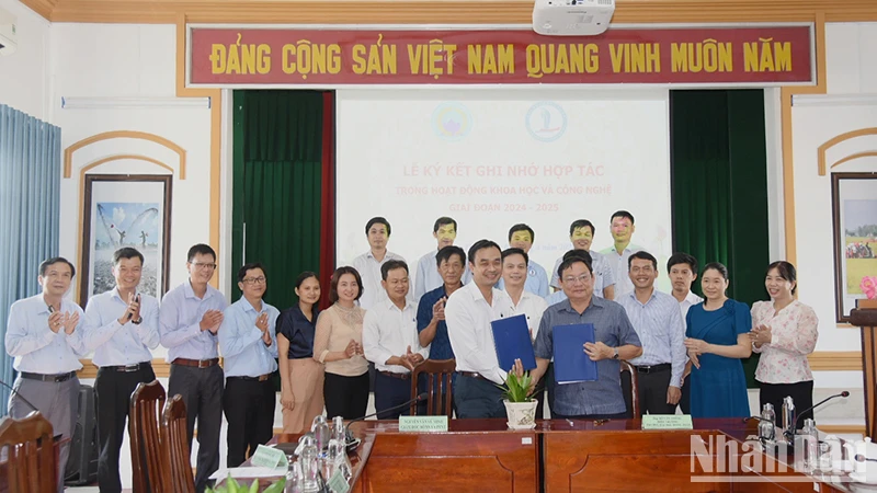 Đại diện 2 đơn vị ký kết kế hoạch phối hợp hoạt động khoa học và công nghệ.