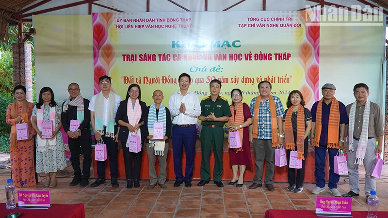 Ban tổ chức trao tặng các trại viên chiếc khăn choàng của Làng nghề Long Khánh, huyện Hồng Ngự, tỉnh Đồng Tháp. Ảnh: HỮU NGHĨA