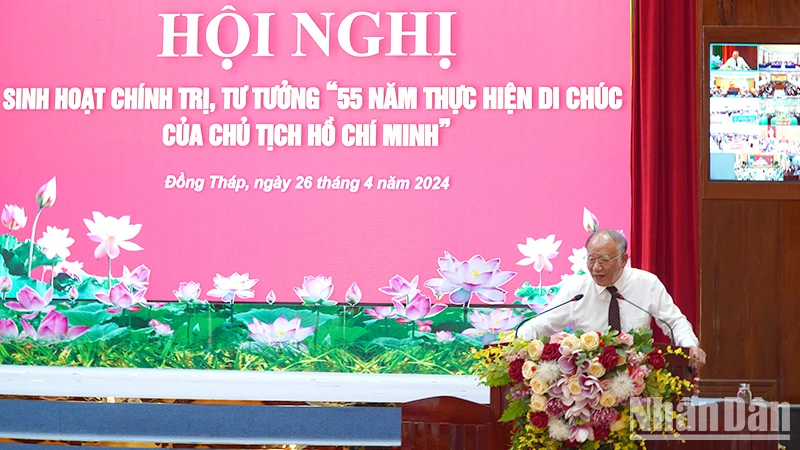 Giáo sư, Tiến sĩ Hoàng Chí Bảo báo cáo nội dung chuyên đề. (Ảnh: HỮU NGHĨA)
