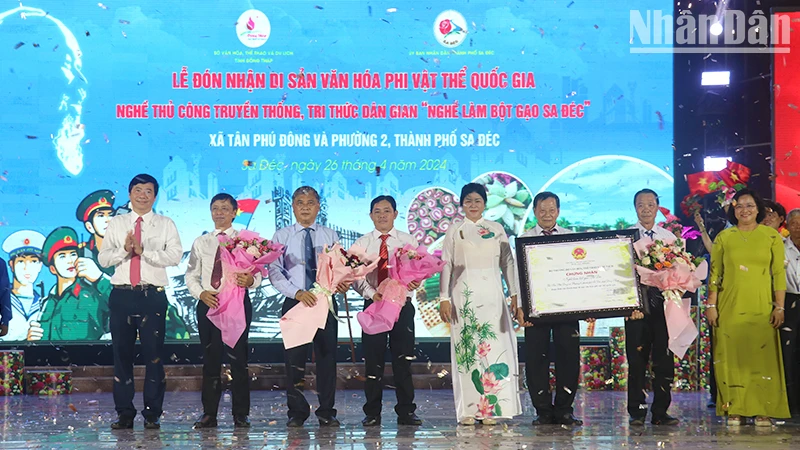 Lãnh đạo thành phố Sa Đéc nhận chứng nhận Di sản Văn hóa phi vật thể Quốc gia Nghề thủ công truyền thống, Tri thức dân gian “Nghề làm bột gạo Sa Đéc”.