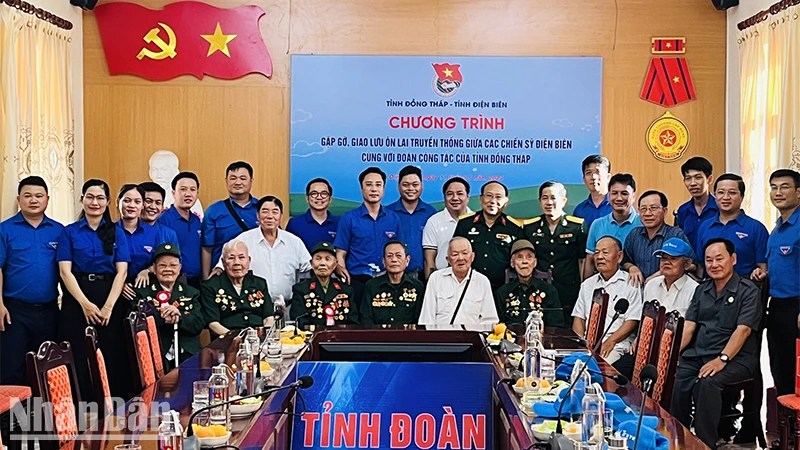 Các đại biểu chụp ảnh lưu niệm. Ảnh: Tỉnh đoàn Đồng Tháp