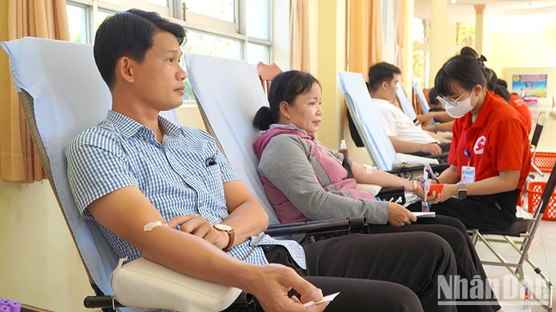Cán bộ công chức, người dân tham gia ngày hội Hiến máu “Sen hồng tỏa sắc” ngày 14/6.