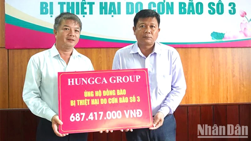 Phó Chủ tịch Thường trực Ủy ban Mặt trận Tổ quốc Việt Nam tỉnh Đồng Tháp Võ Ngọc Thành (bên phải) trong một lần tiếp nhận tiền từ doanh nghiệp ủng hộ đồng bào khắc phục thiệt hại do cơn bão số 3 gây ra.