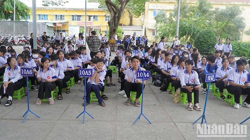 Học sinh Trường trung học phổ thông Tràm Chim, huyện Tam Nông, tỉnh Đồng Tháp trong giờ sinh hoạt ngoại khóa (Ảnh: HỮU NGHĨA)