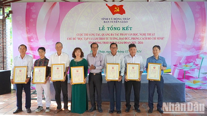 Trao giải các tác giả chuyên ngành văn học. (Ảnh: HỮU NGHĨA)