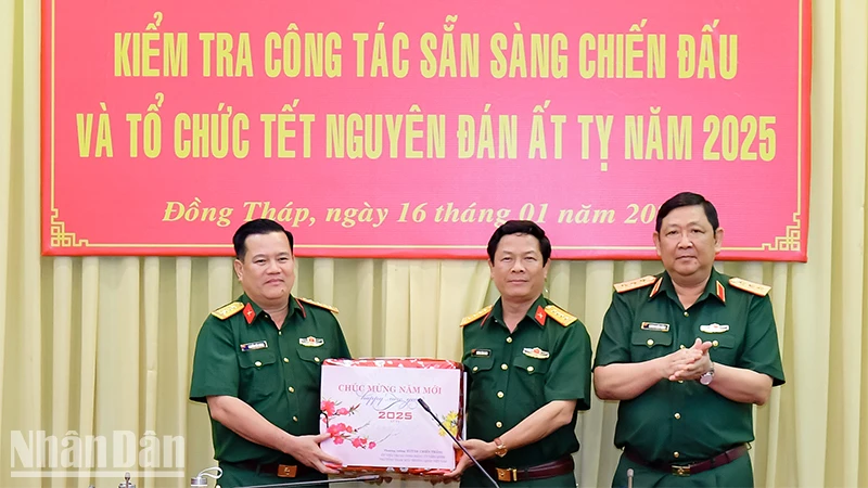 Thượng tướng Huỳnh Chiến Thắng trao quà của Bộ Tổng Tham mưu tặng cán bộ, chiến sĩ lực lượng vũ trang tỉnh Đồng Tháp. (Ảnh: TRUNG THẮNG)