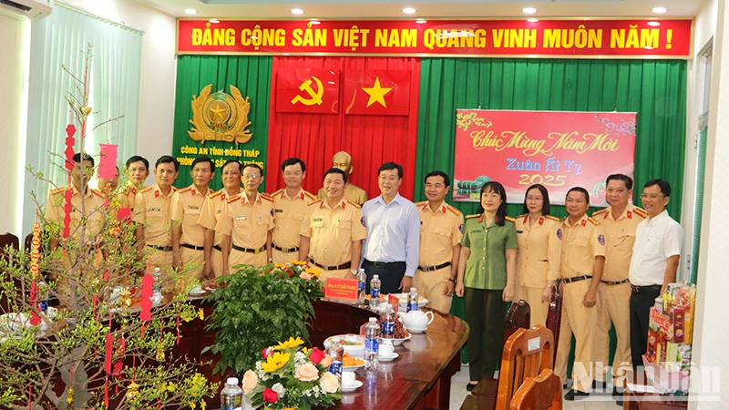 Ủy viên Trung ương Đảng, Bí thư Tỉnh ủy Đồng Tháp Lê Quốc Phong và Đại tá Võ Thị Hoài Ngọc, Phó Giám đốc Công an tỉnh Đồng Tháp, chụp ảnh lưu niệm cùng Phòng Cảnh sát giao thông Công an tỉnh. (Ảnh: PHƯỚC THANH)