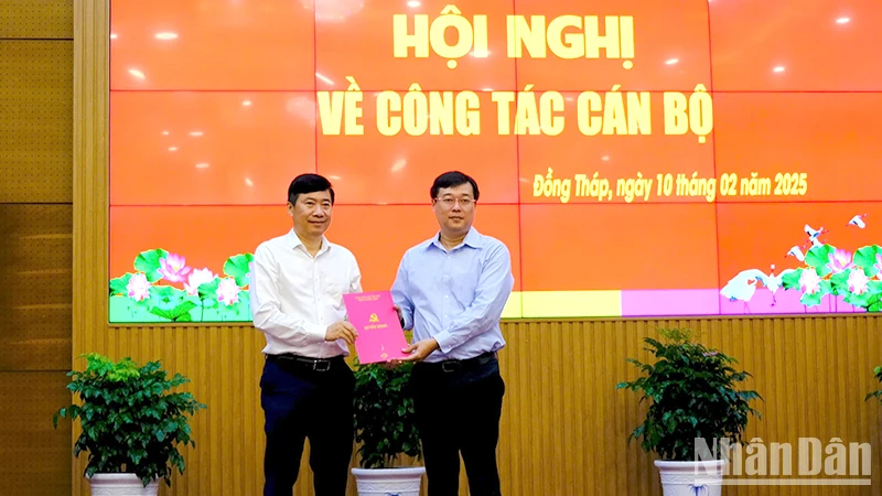 Ủy viên Trung ương Đảng, Bí thư Tỉnh ủy Đồng Tháp Lê Quốc Phong trao quyết định của Ban Bí thư Trung ương Đảng về việc nghỉ hưu trước tuổi của cán bộ đối với đồng chí Phạm Thiện Nghĩa.