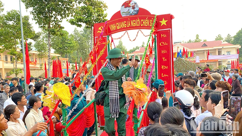 Các tân binh bước qua Cầu vinh quang là người chiến sĩ, với chung quyết tâm hoàn thành xuất sắc nhiệm vụ được giao. (Ảnh: NHƯ ANH)