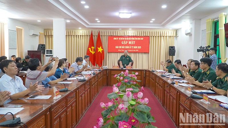 Đại tá Nguyễn Văn Minh, Chính ủy Bộ đội Biên phòng tỉnh Đồng Tháp, phát biểu tại buổi gặp mặt. (Ảnh: HỮU NGHĨA)