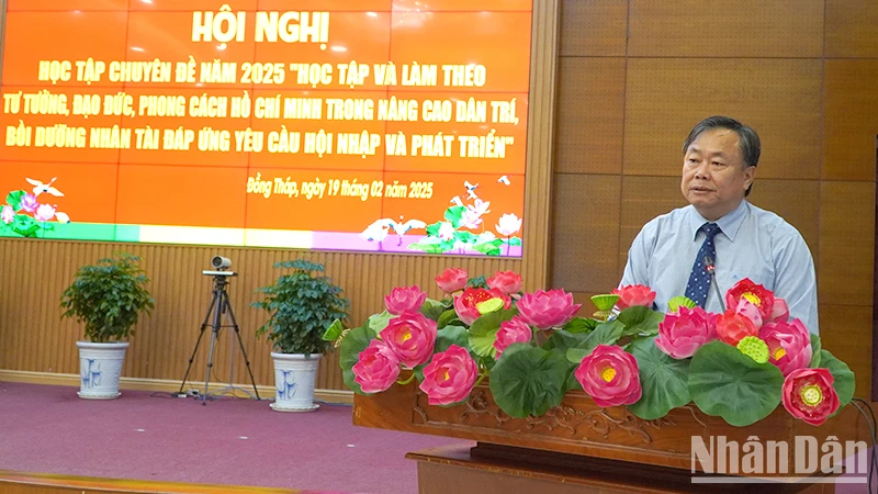 Giám đốc Học viện Chính trị khu vực II Nguyễn Quốc Dũng trình bày chuyên đề. (Ảnh: HỮU NGHĨA)