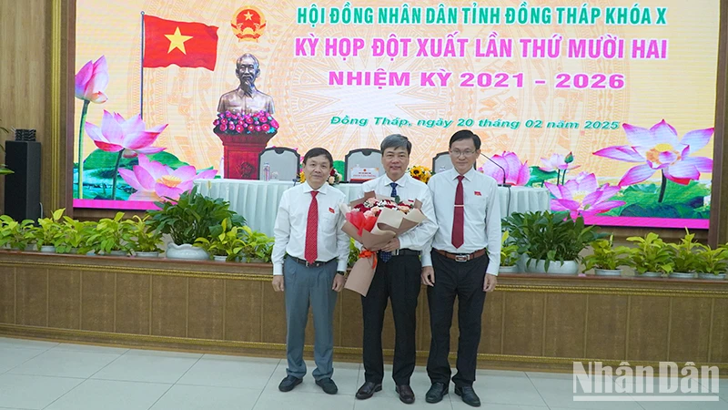 Lãnh đạo Hội đồng nhân dân tỉnh tặng hoa chúc mừng tân Phó Chủ tịch Hội đồng nhân dân tỉnh Đồng Tháp Phạm Văn Chuẩn. (Ảnh: HỮU NGHĨA)