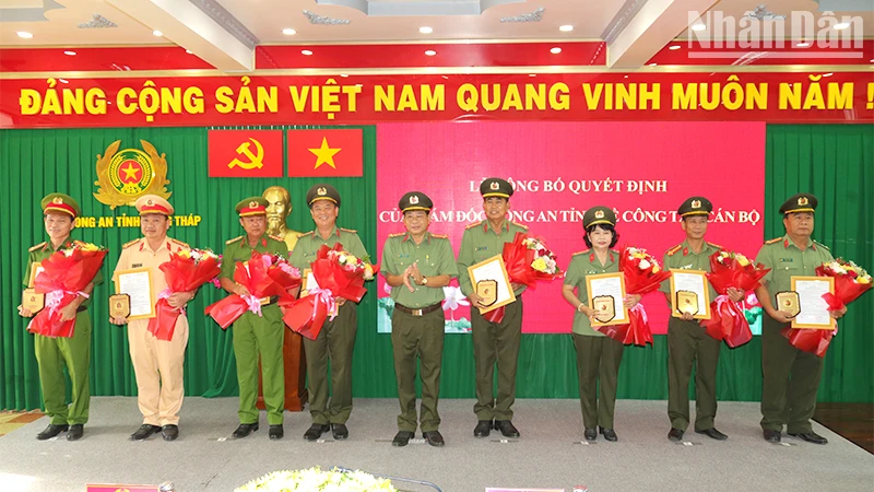 Đại tá Nguyễn Văn Hiểu, Giám đốc Công an tỉnh Đồng Tháp trao quyết định nghỉ công tác chờ hưu đối với các đồng chí lãnh đạo công an cấp phòng và cấp huyện. (Ảnh: TẤN ĐẠT)