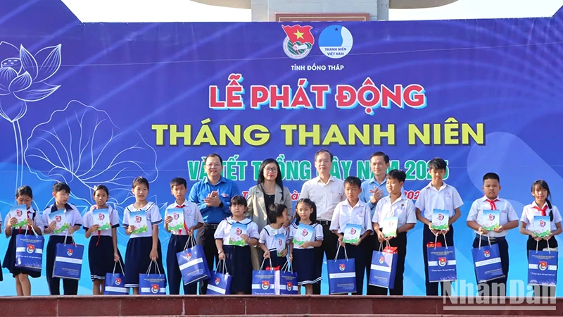 Lãnh đạo tỉnh Đồng Tháp trao quà cho thiếu nhi hoàn cảnh khó khăn, vượt khó. (Ảnh: NHƯ ANH)