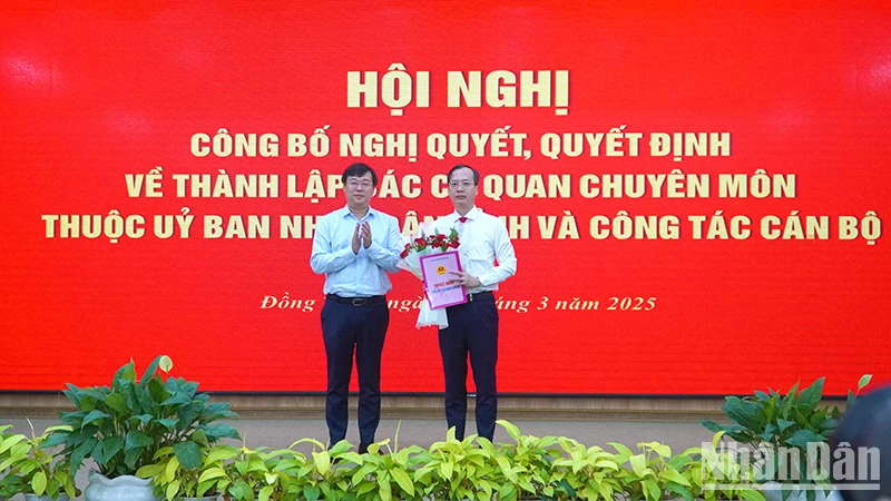 Ủy viên Trung ương Đảng, Bí thư Tỉnh ủy Đồng Tháp Lê Quốc Phong trao quyết định của Thủ tướng Chính phủ về việc giao quyền Chủ tịch Ủy ban nhân dân tỉnh Đồng Tháp cho ông Trần Trí Quang. (Ảnh: HỮU NGHĨA)
