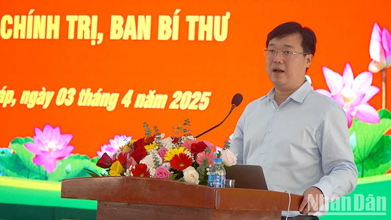 Ủy viên Trung ương Đảng, Bí thư Tỉnh ủy Đồng Tháp Lê Quốc Phong triển khai chuyên đề về sắp xếp tổ chức bộ máy. (Ảnh: HỮU NGHĨA)