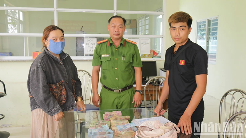 Anh Nguyễn Thanh Duy nhận lại số tiền để quên. (Ảnh: Công an Đồng Tháp)