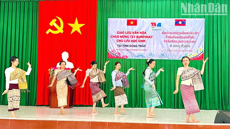 Tiết mục giao lưu văn nghệ của các lưu học sinh Lào. (Ảnh: NHƯ ANH)