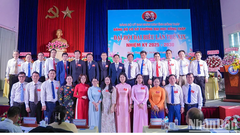 Ban Chấp hành Đảng bộ cơ sở Trường đại học Đồng Tháp ra mắt Đại hội. (Ảnh: HOÀI PHONG)