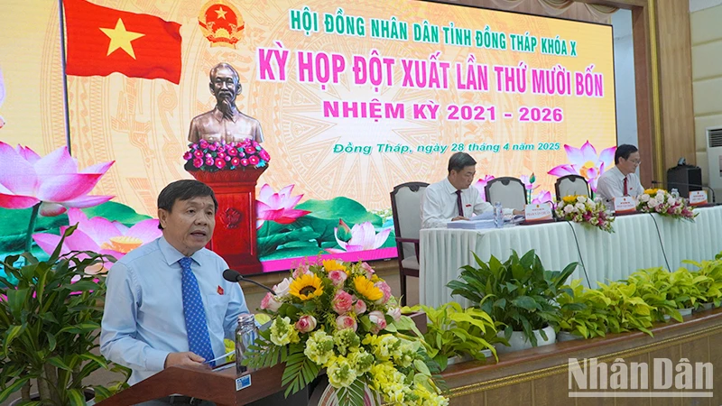 Phó Bí thư Thường trực Tỉnh ủy, Chủ tịch Hội đồng nhân dân tỉnh Đồng Tháp Phan Văn Thắng phát biểu tại kỳ họp. (Ảnh: HỮU NGHĨA)