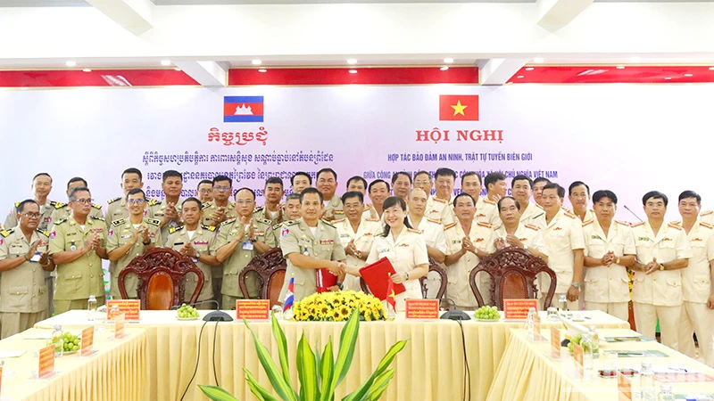 Đại tá Võ Thị Hoài Ngọc, Phó Giám đốc phụ trách Công an tỉnh Đồng Tháp và Trung tướng Chhoeu Bunchhorn, Trưởng ty Công an tỉnh Prey Veng ký kết biên bản hợp tác. (Ảnh: Công an Đồng Tháp)