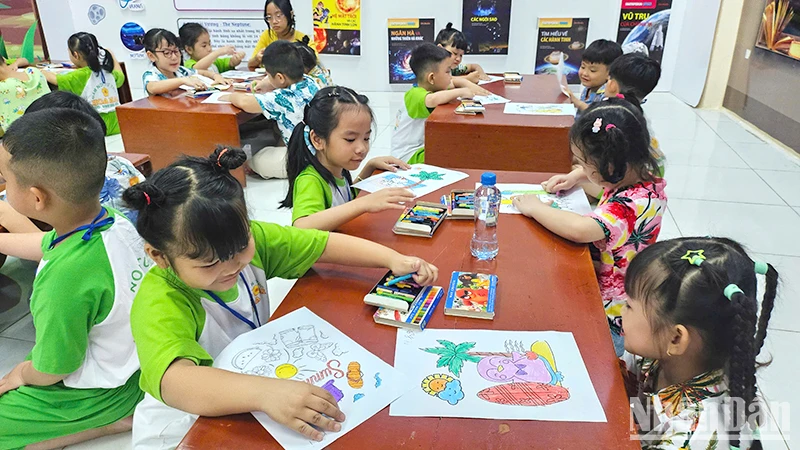 Thiếu nhi vẽ tranh tại Thư viện tỉnh Đồng Tháp.