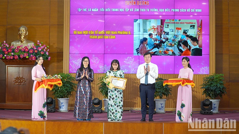 Bí thư Tỉnh ủy Đồng Tháp Lê Quốc Phong; Trưởng Ban Tuyên Giáo và Dân vận Tỉnh ủy Đồng Tháp Nguyễn Thị Kim Tuyến tuyên dương, khen thưởng một trong các tập thể tiêu biểu. (Ảnh: HỮU NGHĨA)