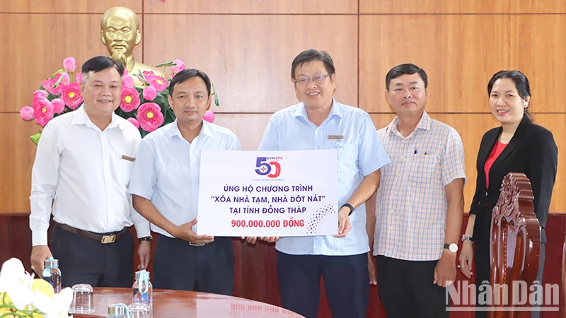 Phó Chủ tịch Ủy ban Mặt trận Tổ quốc Việt Nam tỉnh Đồng Tháp Võ Chí Hữu (thứ hai từ trái sang) tiếp nhận số tiền ủng hộ của đơn vị tài trợ. (Ảnh: NHƯ ANH)