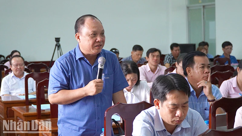 Đại biểu phát biểu thảo luận tại hội nghị. (Ảnh: HỮU NGHĨA)